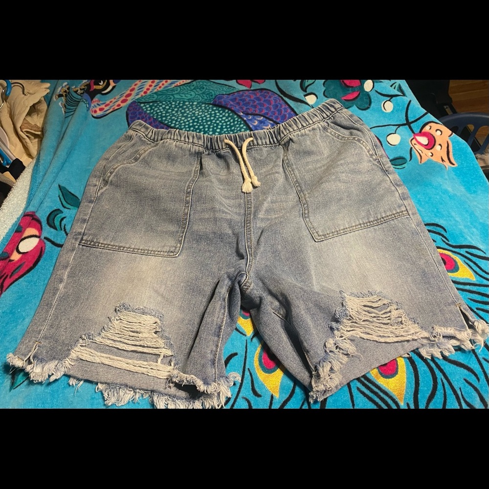 Shorts - Picture 2 of 3